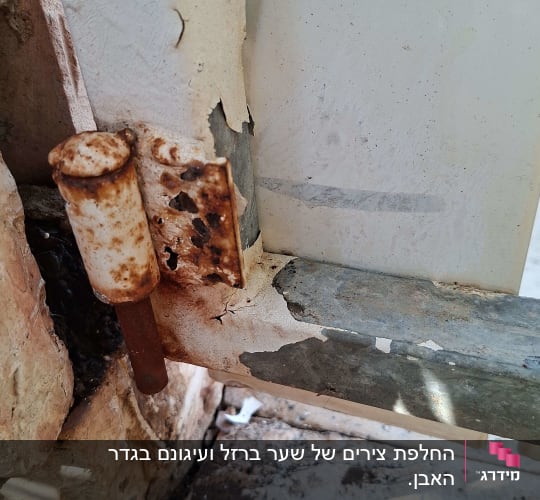 חלק ממסגרת חלודה עם צבע מתקלף